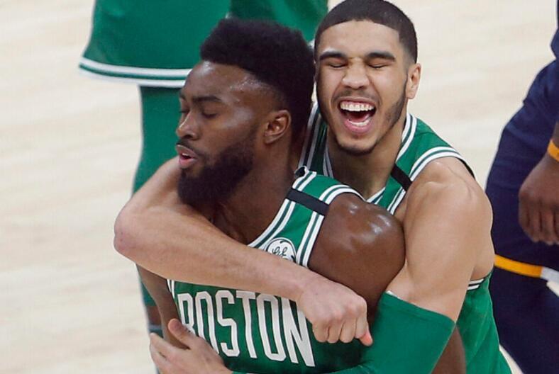 杰伦布朗关键罚球稳稳命中,凯尔特人险胜老鹰登顶东部